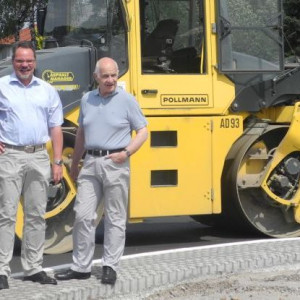 SPD-Mitglieder des Verkehrs- und Straßenausschusses im Kreis Gütersloh machen sich ein Bild in Groppel: (v. l.) Fritz Spratte (Gütersloh), Klaus Tönshoff (Harsewinkel), Ausschussvorsitzender, und Karl-Dieter Menke (Borgholzhausen).
