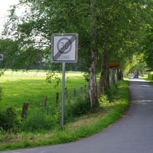 330 Meter Bussemasstraße, auf denen 100 km/h erlaubt ist.