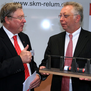 Daumen hoch: Diözesan-Caritasdirektor Volker Odenbach (links) überreichte Klaus Brandner in Paderborn die Nachbildung der Skulptur Gut kombiniert des Aachener Künstlers Gerd Schnitzler.