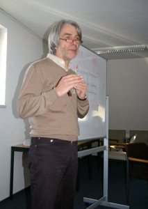 Der Kandidat Hans Feuß im Wahlkreis 95 moderiert das Wahlkampfseminar