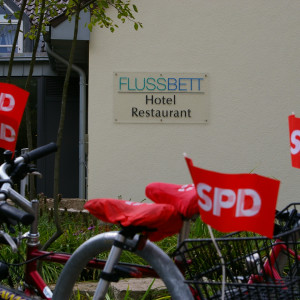 Fahrräder vor dem Hotel Flussbett