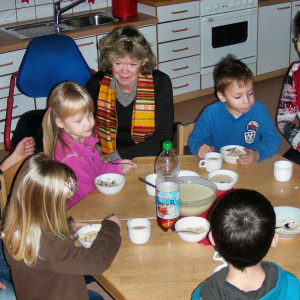 im Bild von links: die Kinder der Mäusegruppe mit Mimra Joseph, Karin Kirchner, Hildegard Freisfeld